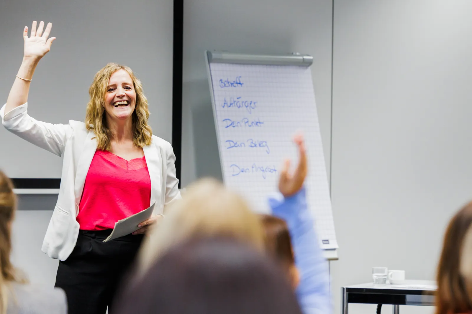 Jennifer Hartmann hält einen Vortrag zu Stress und Resilienz vor einem Flipchart