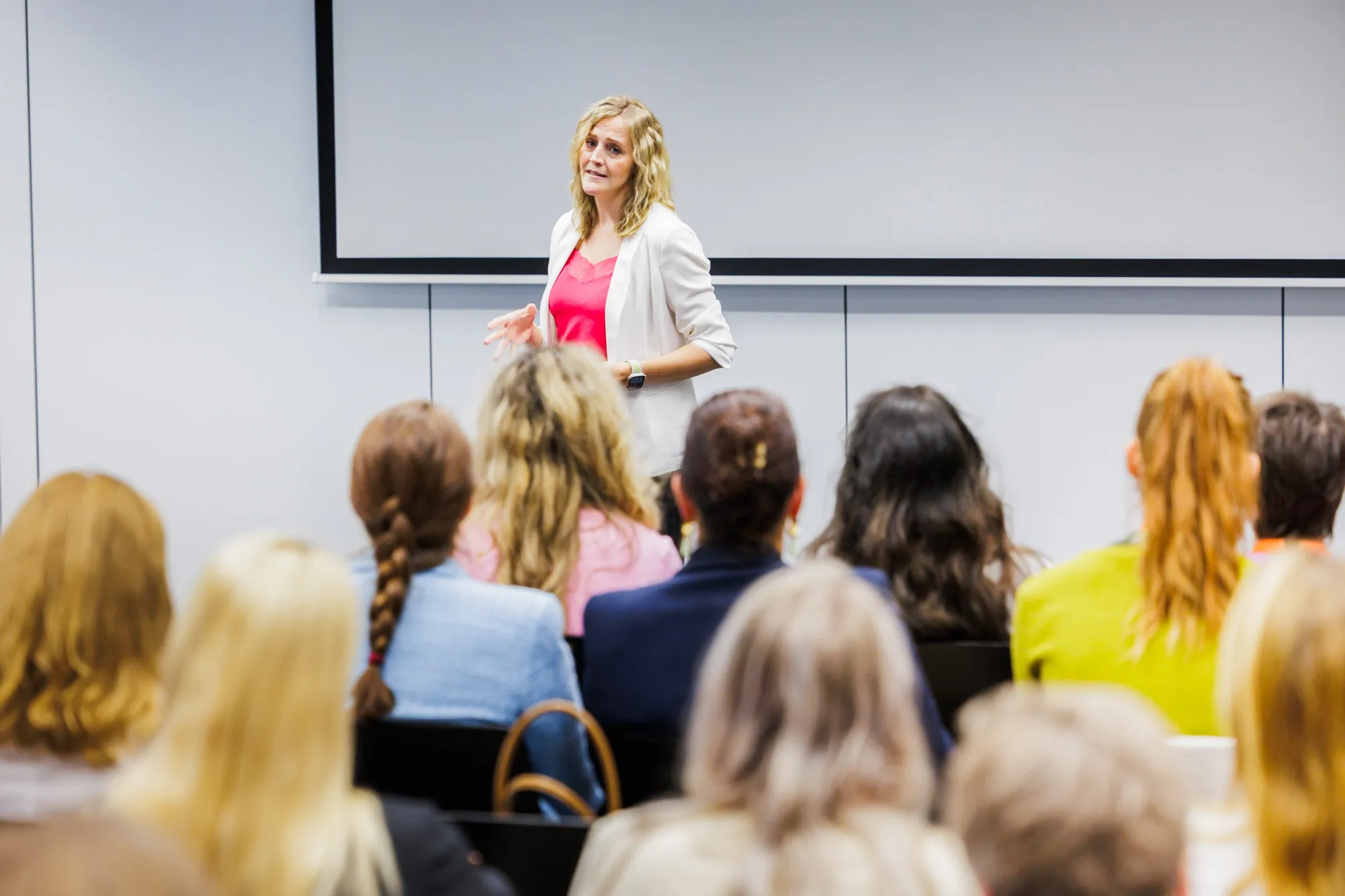 Jennifer Hartmann spricht vor rund 50 Frauen aus der Versicherungs- und Finanzbranche